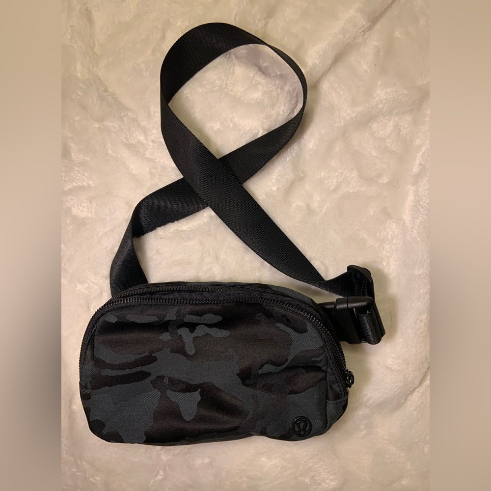 Lululemon Camo print belt bag (1L)